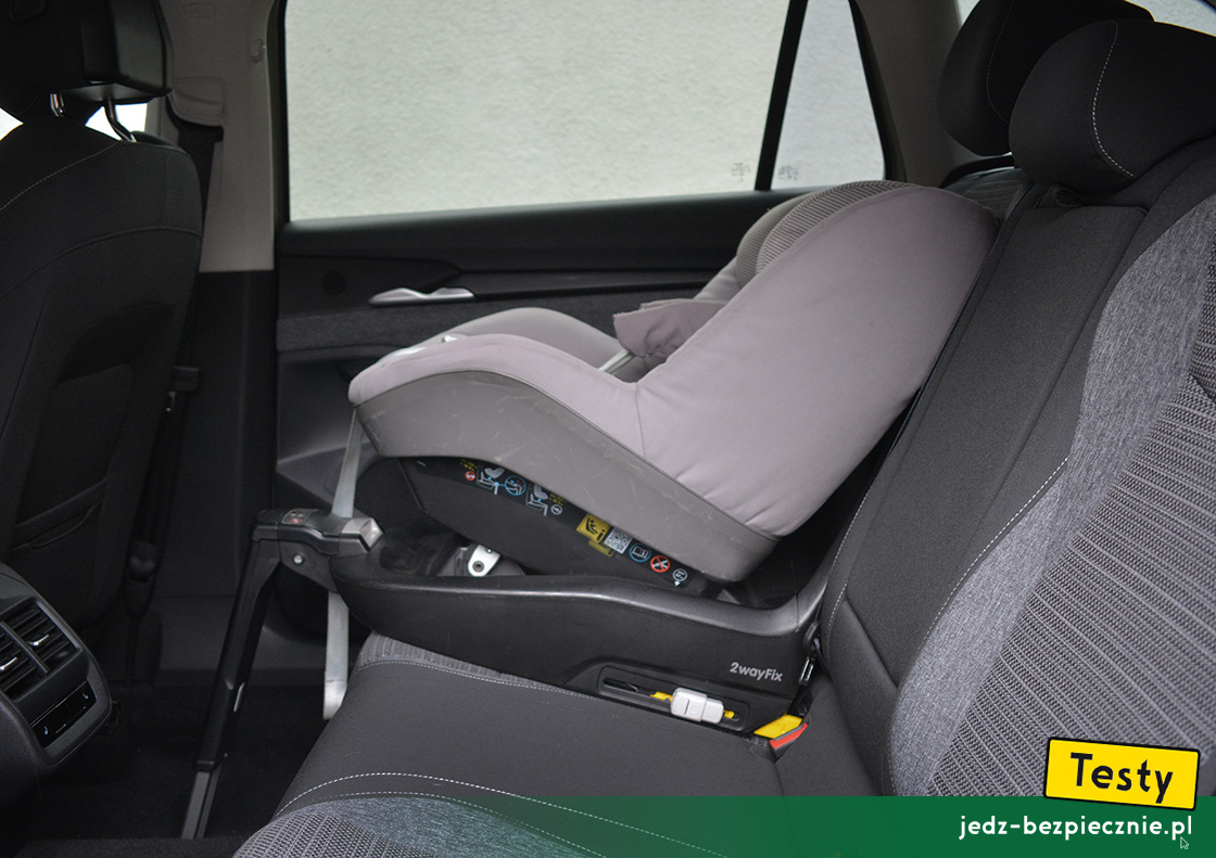 TESTY | Skoda Superb IV kombi plug-in | próby z montażem fotelika dla dzieci, baza Isofix, i-Size, przodem do kierunku jazdy, kanapa