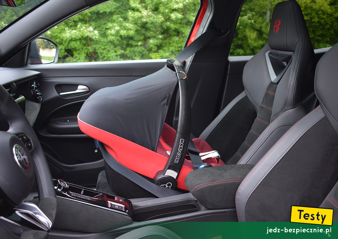 TESTY | Alfa Romeo Junior hybrid | montaż nosidełka dla dzieci, fotel pasażera, tyłem do kierunku jazdy, Maxi-Cosi Pebble Plus, samochodowy pas bezpieczeństwa
