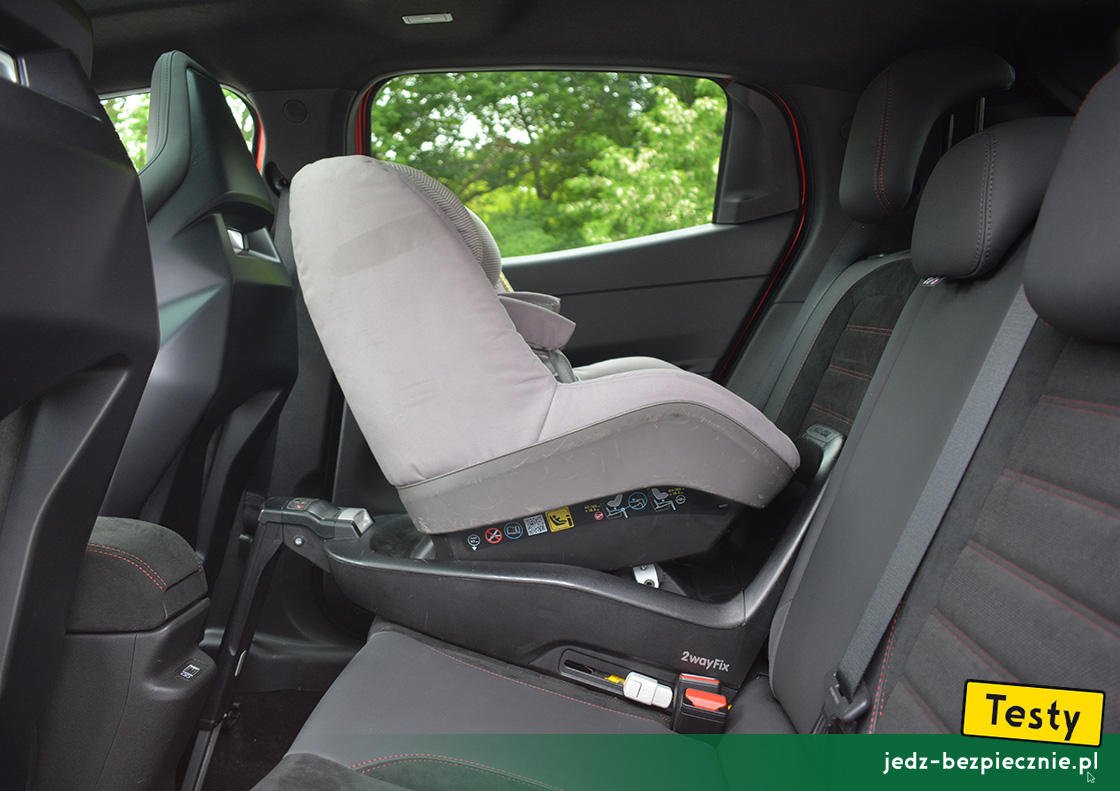 TESTY | Alfa Romeo Junior hybrid | montaż baza Isofix, i-Size, fotelik dla dziecka, tyłem do kierunku jazdy, kanapa, Maxi-Cosi 2WayFix, 2WayPearl