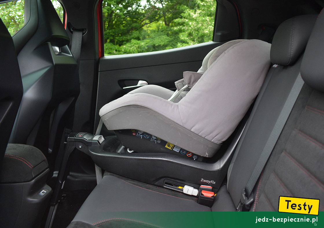 TESTY | Alfa Romeo Junior hybrid | montaż baza Isofix, i-Size, fotelik dla dziecka, przodem do kierunku jazdy, kanapa, Maxi-Cosi 2WayFix, 2WayPearl