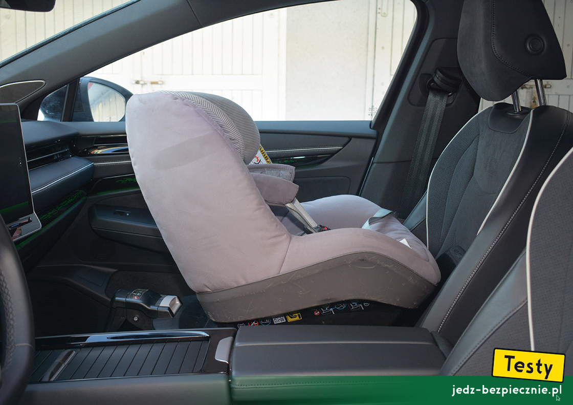 TESTY | Volkswagen ID.7 | montaż fotelika dziecięcego z grupy 0/1 na miejscu pasażera, baza Isofix, i-Size, tyłem do kierunku jazdy