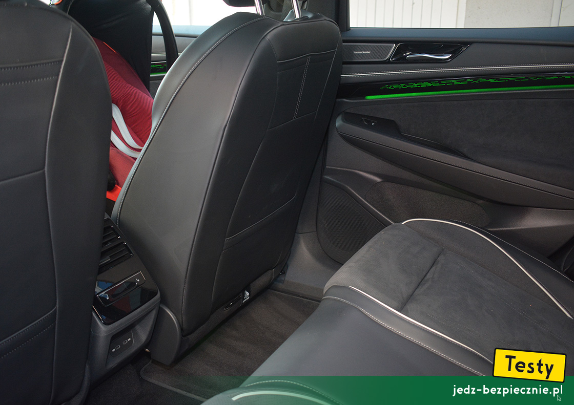 TESTY | Volkswagen ID.7 | miejsce na nogi pasażera podróżującego na kanapie samochodu