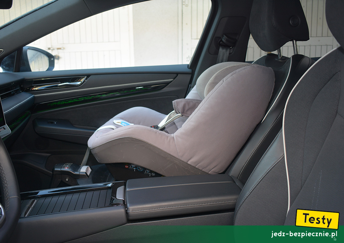 TESTY | Volkswagen ID.7 | montaż fotelika dziecięcego z grupy 0/1 na miejscu pasażera, baza Isofix, i-Size, przodem do kierunku jazdy