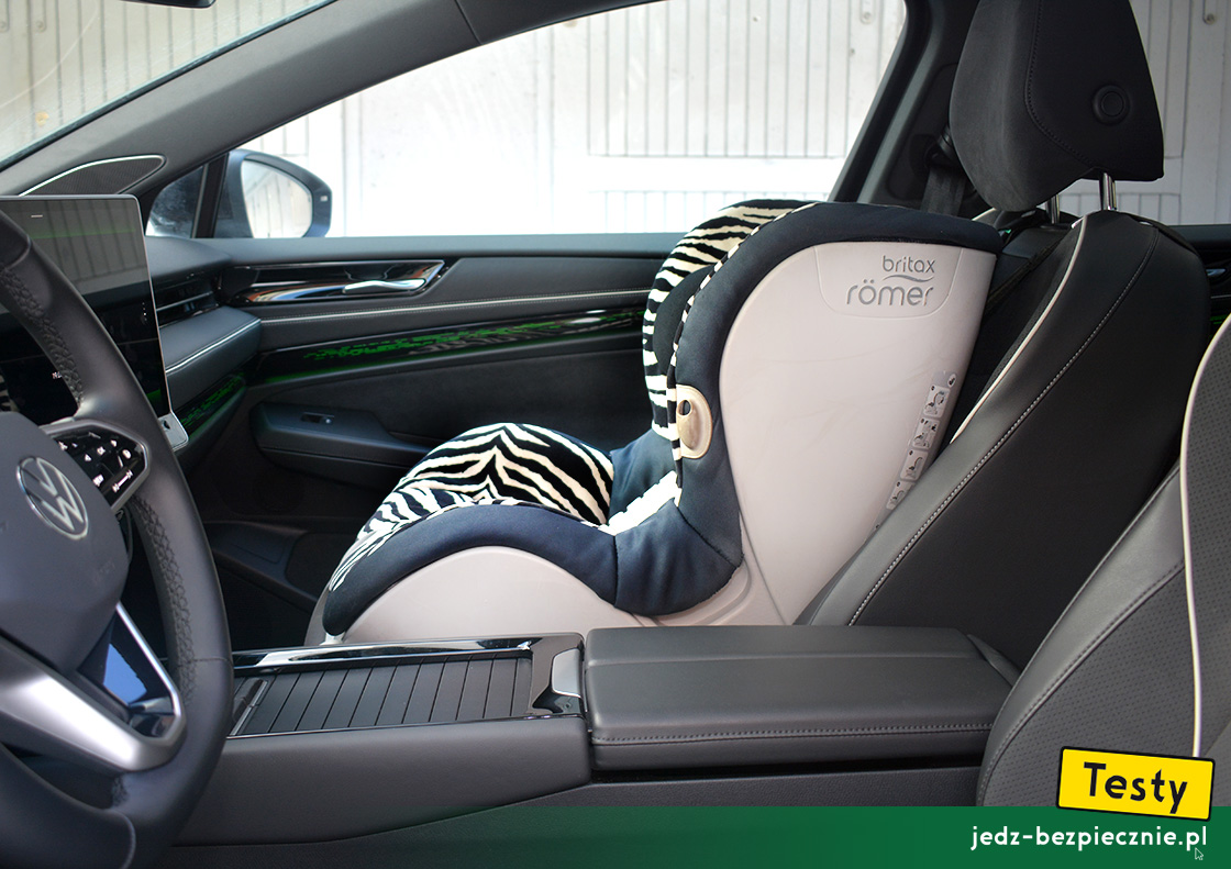TESTY | Volkswagen ID.7 | montaż fotelika dziecięcego z grupy 1 na miejscu pasażera, Isofix, top-tether, przodem do kierunku jazdy
