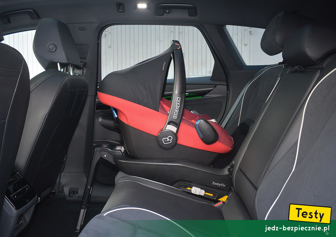 TESTY | Volkswagen ID.7 | montaż fotelika dziecięcego z grupy 0/0+ na skrajnym miejscu kanapy, baza Isofix, i-Size, tyłem do kierunku jazdy