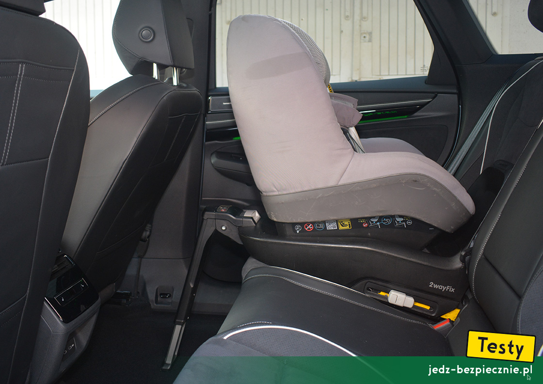 TESTY | Volkswagen ID.7 | montaż fotelika dziecięcego z grupy 0/1 na skrajnym miejscu kanapy, baza Isofix, i-Size, tyłem do kierunku jazdy