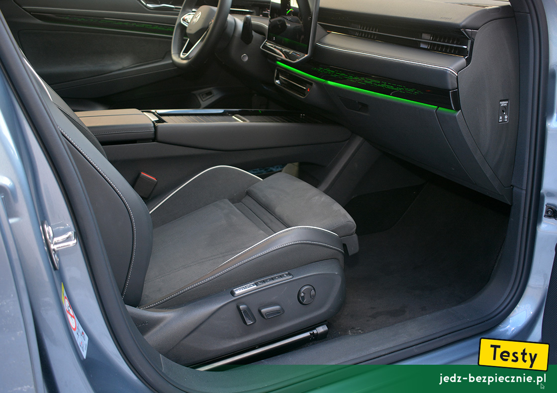 TESTY | Volkswagen ID.7 | miejsce na nogi pasażera z przodu samochodu