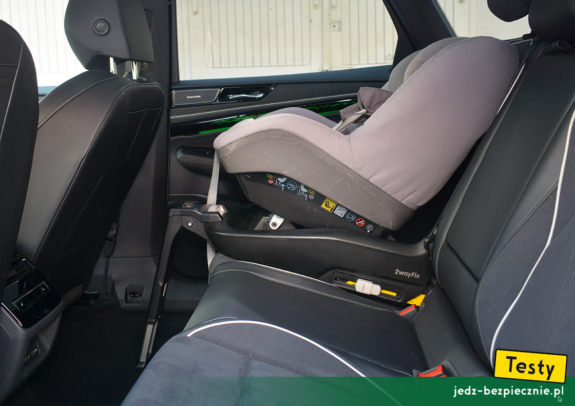 TESTY | Volkswagen ID.7 | montaż fotelika dziecięcego z grupy 0/1 na skrajnym miejscu kanapy, baza Isofix, i-Size, przodem do kierunku jazdy