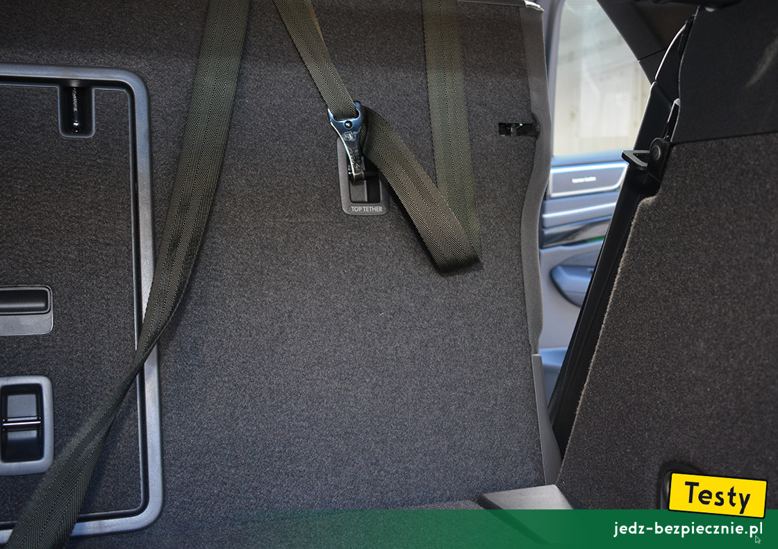 TESTY | Volkswagen ID.7 | zapięcie klamry pasa top-tether, skrajne miejsce kanapy
