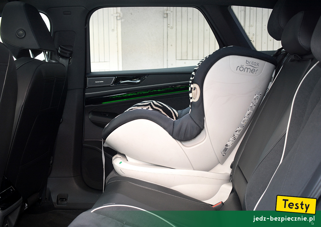 TESTY | Volkswagen ID.7 | montaż fotelika dziecięcego z grupy 1 na skrajnym miejscu kanapy, Isofix, top-tether, przodem do kierunku jazdy, Britax-Romer