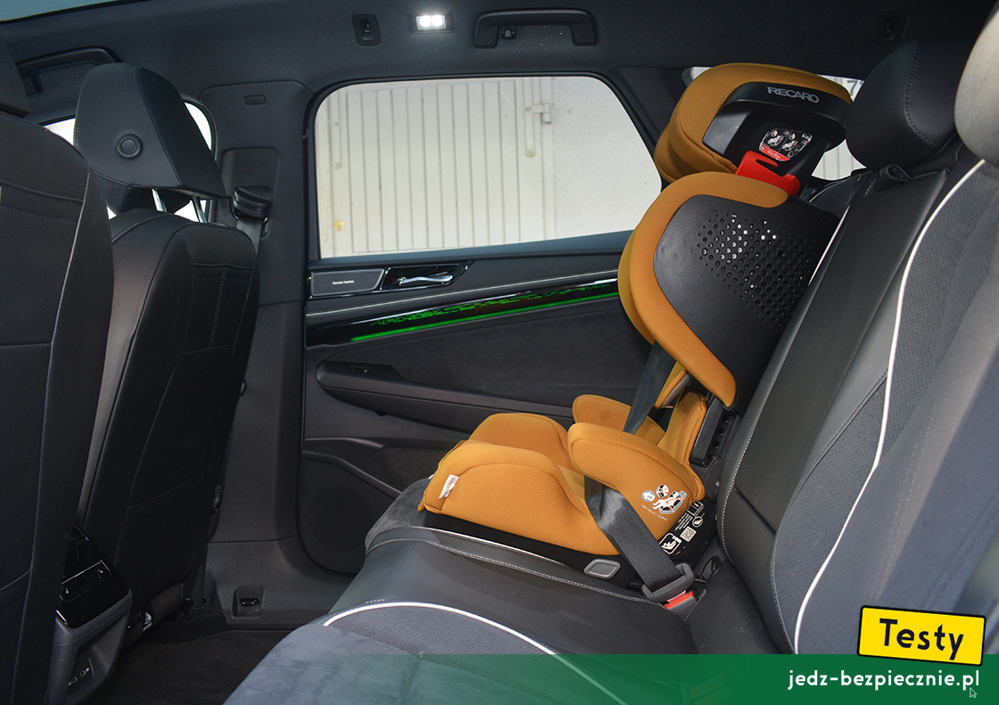 TESTY | Volkswagen ID.7 | montaż fotelika dziecięcego z grupy 2-3 na skrajnym miejscu kanapy, Isofix, i-Size, przodem do kierunku jazdy, Recaro