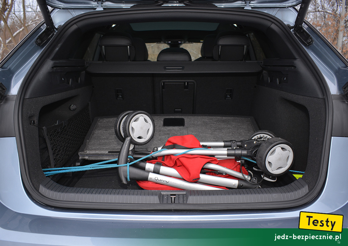 TESTY | Volkswagen ID.7 | próba spakowania do bagażnika złożonego wózka dziecięcego, spacerówki, Quinny