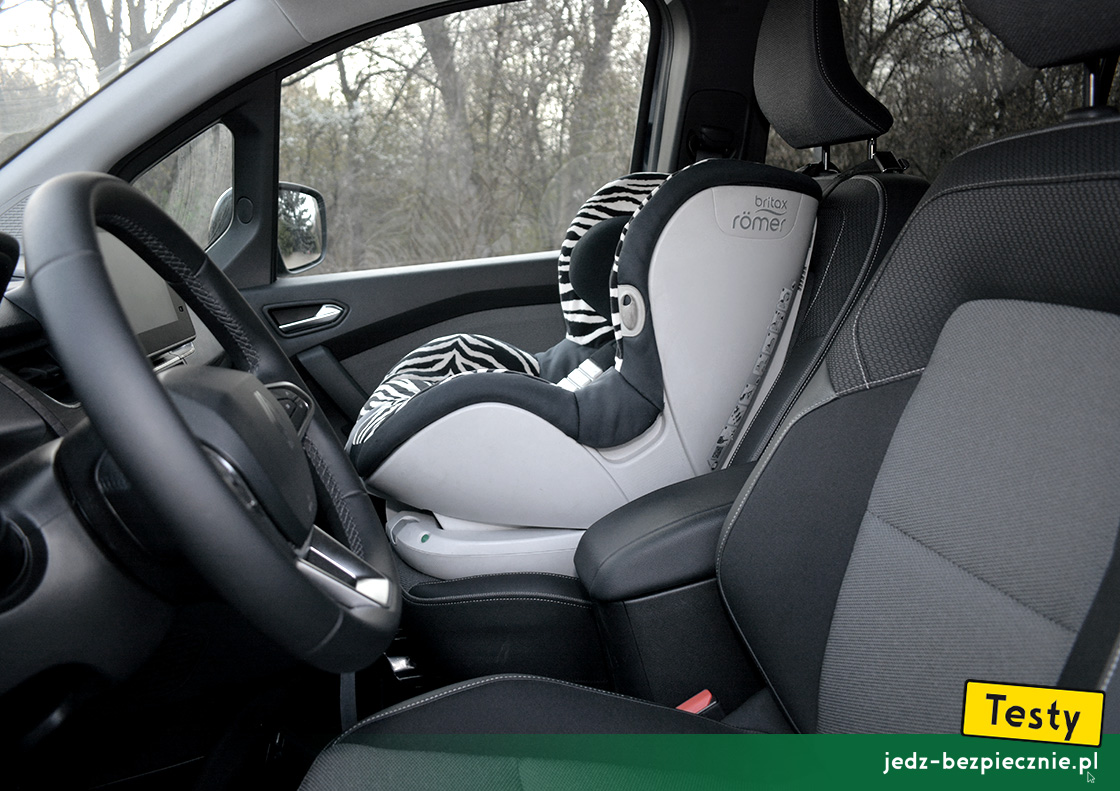 TESTY | Renault Grand Kangoo | montaż fotelika dziecięcego z grupy 1 na miejscu pasażera, Isofix, top-tether, przodem do kierunku jazdy, Britax-Romer