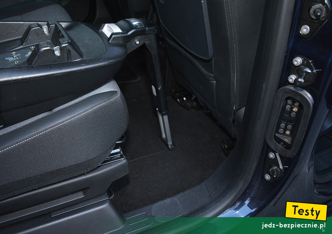 TESTY | Renault Grand Kangoo | montaż bazy Isofix z nogą stabilizującą w drugim rzędzie siedzeń, kolejny schowek w podłodze samochodu