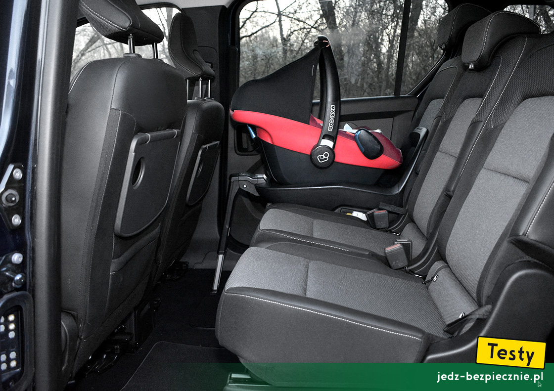 TESTY | Renault Grand Kangoo | montaż nosidełka dla dziecka z grupy 0/0+ na skrajnym miejscu w II rzędzie siedzeń, baza Isofix, i-Size, tyłem do kierunku jazdy