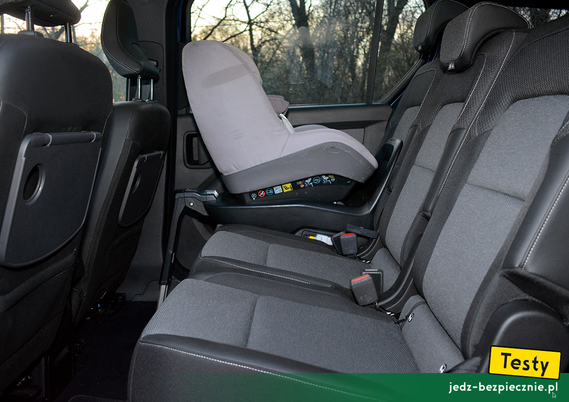 TESTY | Renault Grand Kangoo | montaż fotelika dziecięcego z grupy 0/1 na skrajnym miejscu w II rzędzie siedzeń, baza Isofix, i-Size, tyłem do kierunku jazdy