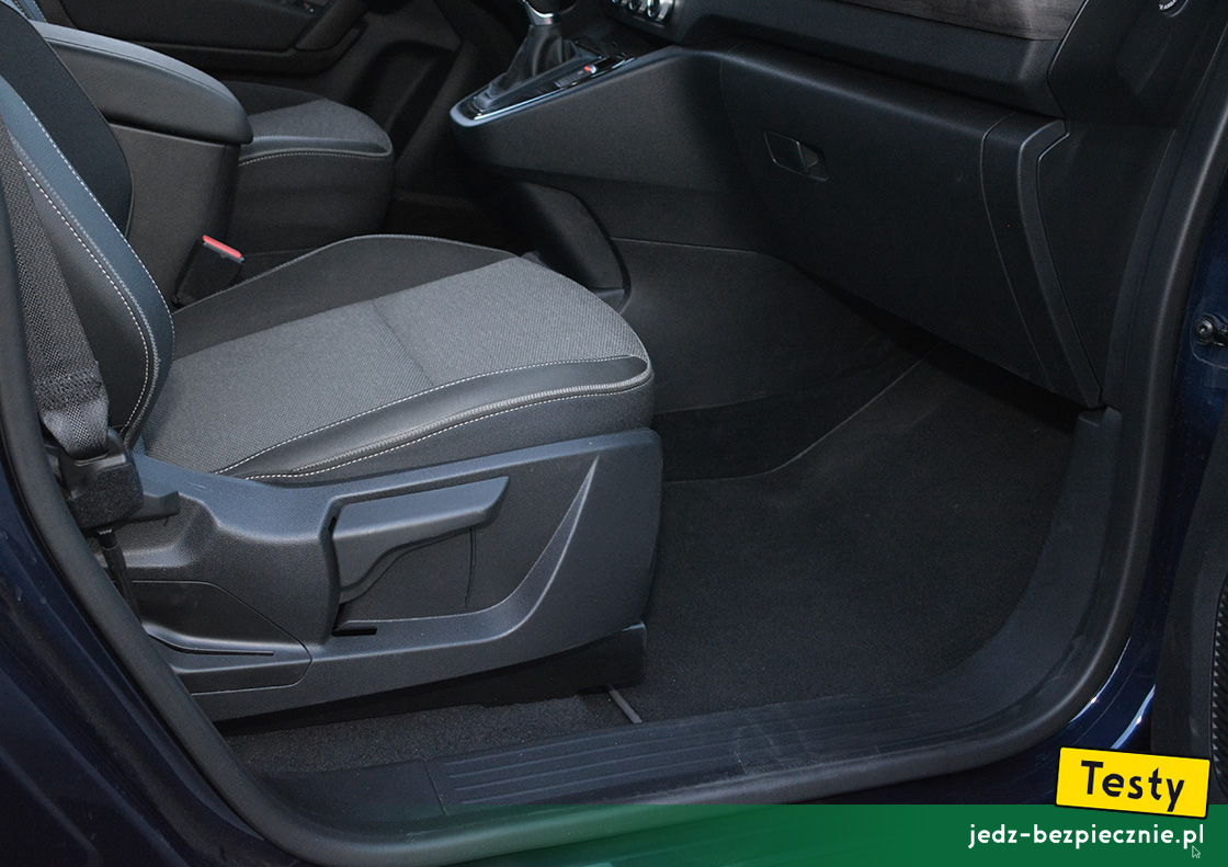 TESTY | Renault Grand Kangoo | miejsce na nogi pasażera z przodu samochodu