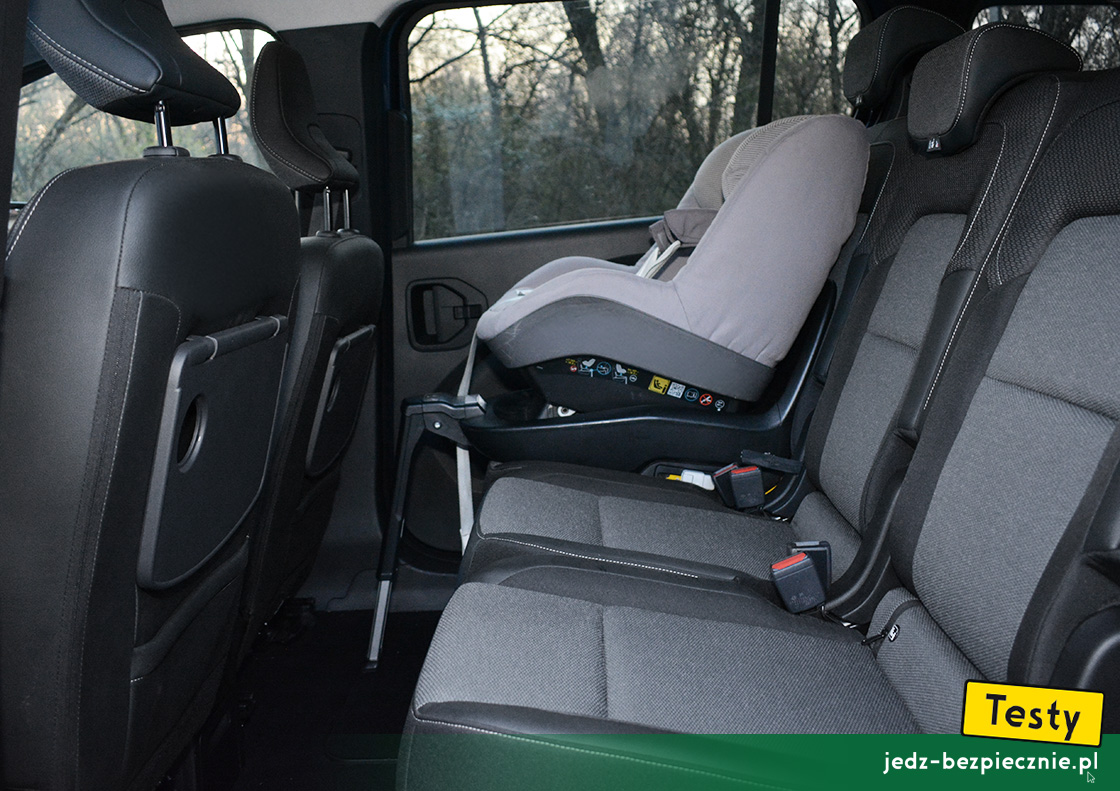TESTY | Renault Grand Kangoo | montaż fotelika dziecięcego z grupy 0/1 na skrajnym miejscu w II rzędzie siedzeń, baza Isofix, i-Size, przodem do kierunku jazdy