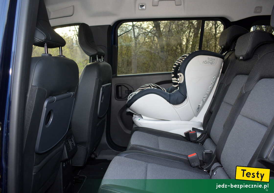 TESTY | Renault Grand Kangoo | montaż fotelika dziecięcego z grupy 1 na skrajnym miejscu w II rzędzie, Isofix, top-tether, przodem do kierunku jazdy, Britax-Romer