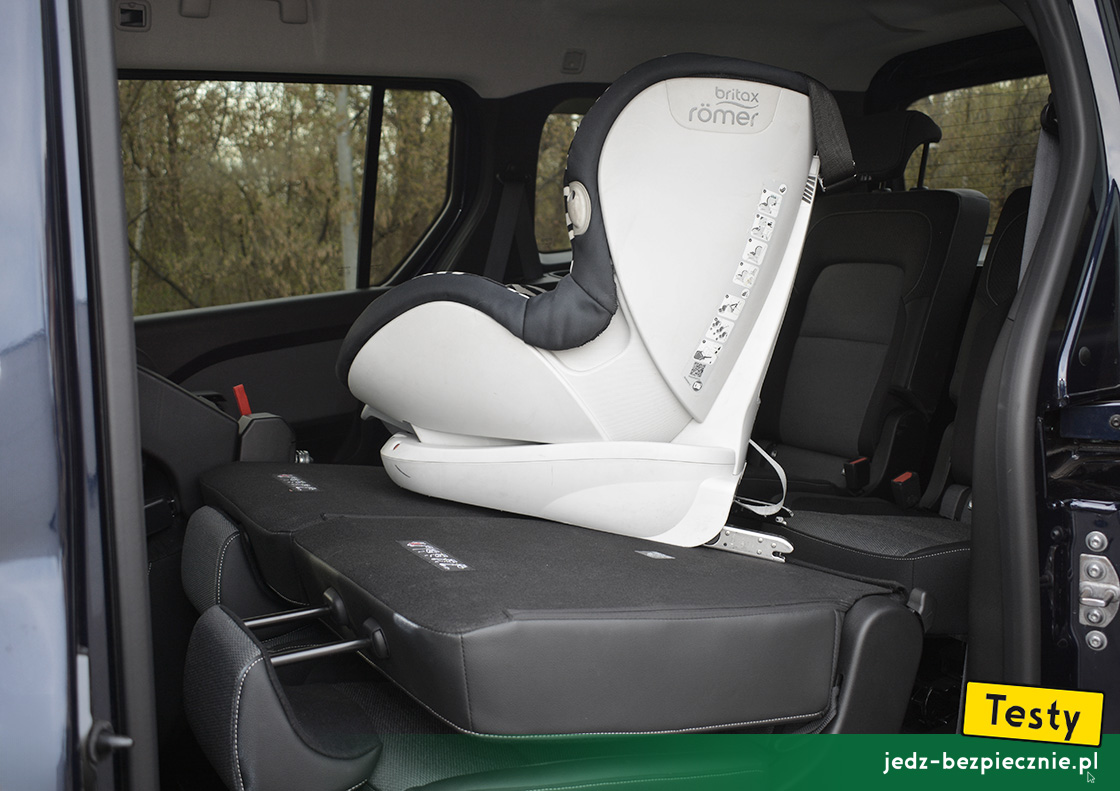 TESTY | Renault Grand Kangoo | wkładanie fotelika dzięcięcego do III rzędu siedzeń