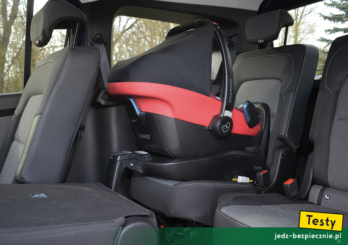 TESTY | Renault Grand Kangoo | montaż fotelika dziecięcego z grupy 0/0+ w III rzędzie siedzeń, baza Isofix, i-Size, tyłem do kierunku jazdy