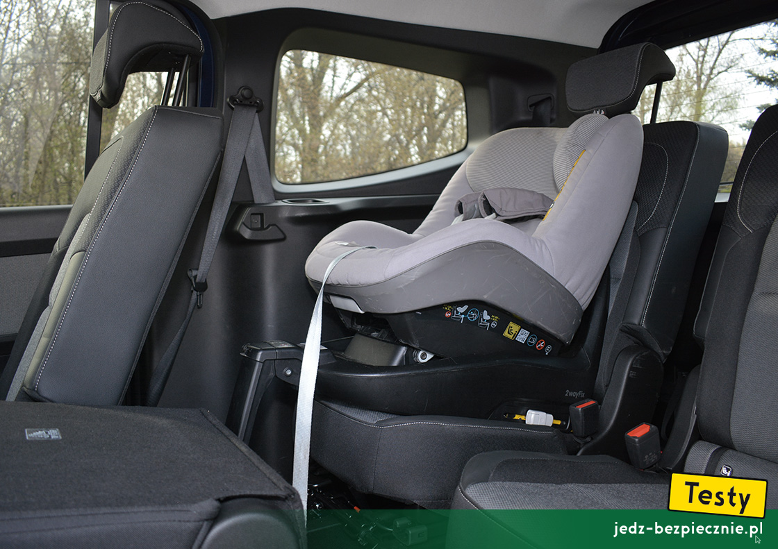 TESTY | Renault Grand Kangoo | montaż fotelika dziecięcego z grupy 0/1 w III rzędzie siedzeń, baza Isofix, i-Size, przodem do kierunku jazdy