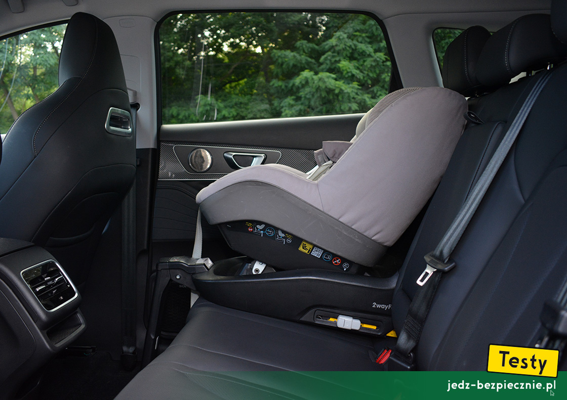 TESTY | Chery Tiggo 7 | montaż fotelika dziecięcego na skrajnym miejscu kanapy, baza Isofix i-Size, przodem do kierunku jazdy