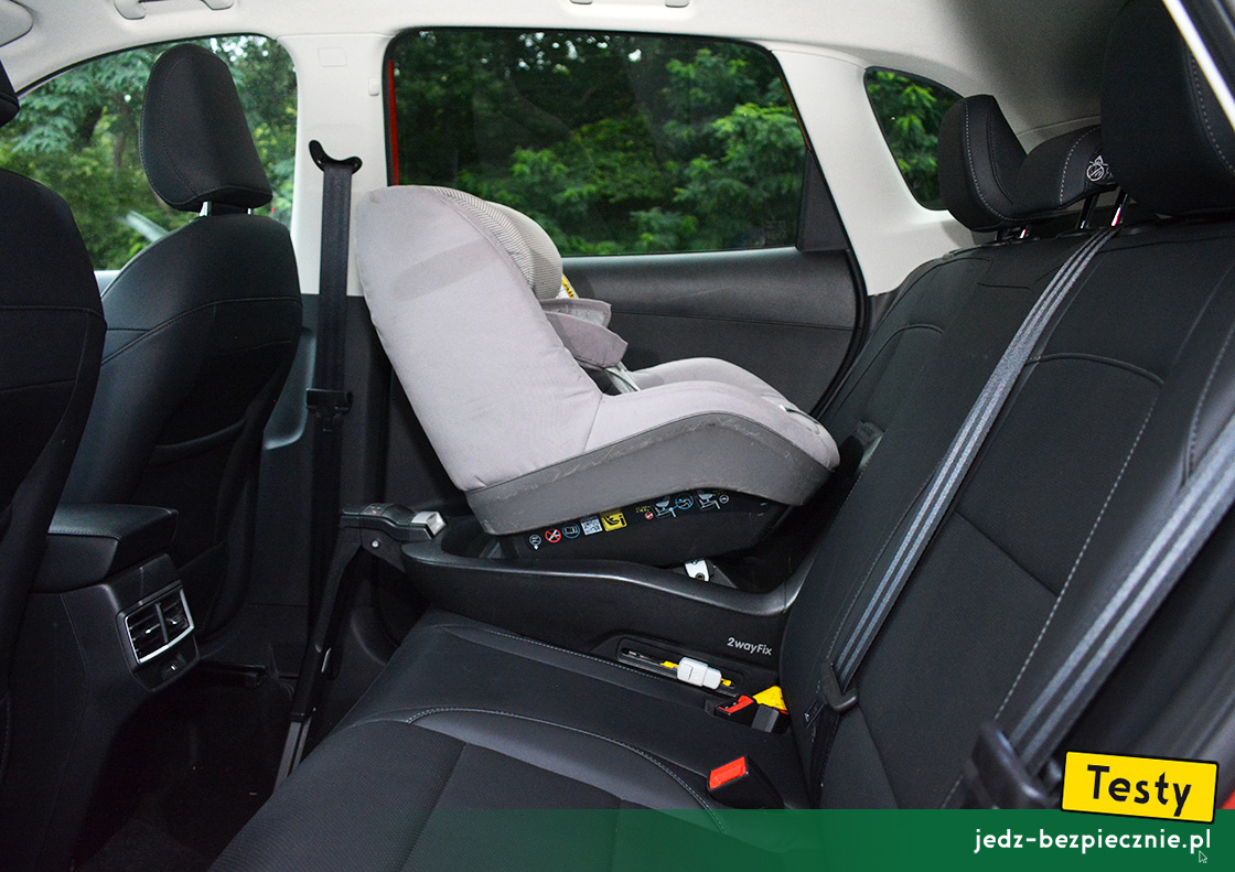 TESTY | MG ZS Hybrid+ | próba z montażem fotelika dla dziecka, skrajne miejsce kanapy, tyłem do kierunku jazdy, baza Isofix, i-Size, grupa 0+/1