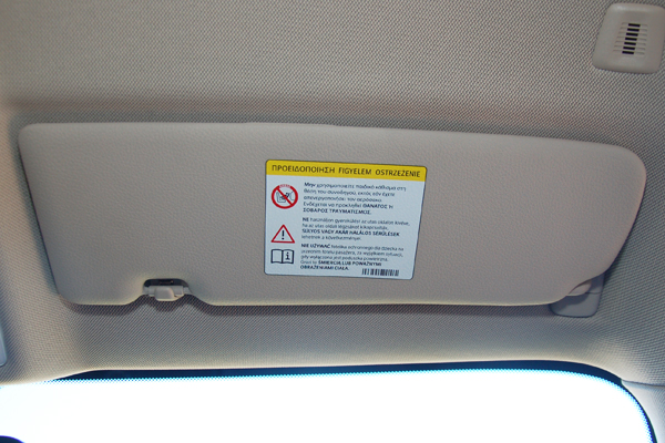TESTY | BMW serii 1 F20 | Wyposażenie samochodu - ostrzeżenie na osłonie przeciwsłonecznej pasażera, fotelik dziecięcy tyłem do kierunku jazdy