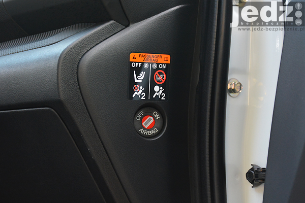 TESTY | Honda CR-V IV 2WD | Wyposażenie samochodu - wyłącznik czołowej poduszki powietrznej pasażera