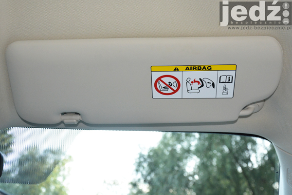 TESTY | Honda CR-V IV 2WD | Wyposażenie samochodu - ostrzeżenie na osłonie przeciwsłonecznej pasażera - fotelik dziecięcy tyłem do kierunku jazdy