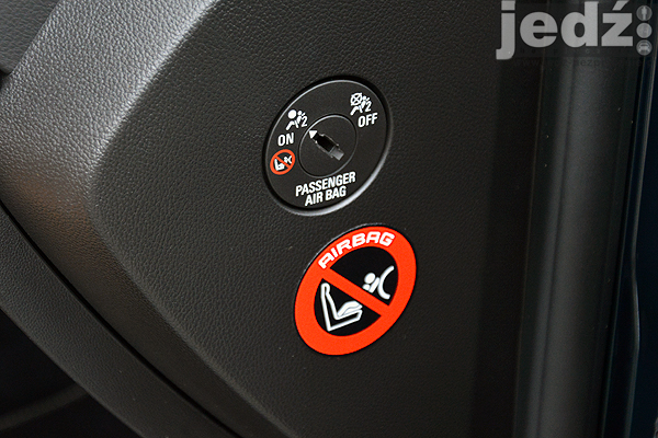 Opel Insignia, przełącznik do zmiany statusu przedniej poduszki powietrznej pasażera