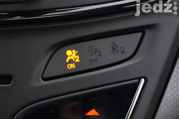 Opel Insignia, panel statusu poduszki powietrznej pasażera, aktywna ON