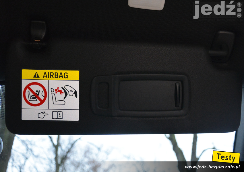 TESTY | BMW serii 2 Active Tourer | Wyposażenie samochodu - ostrzeżenie na osłonie przeciwsłonecznej pasażera