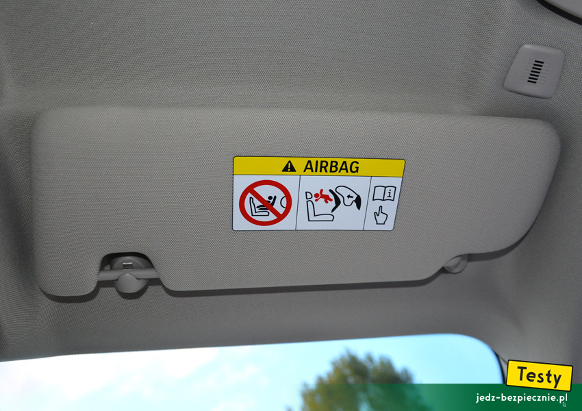 TESTY | BMW i3 | Wyposażenie samochodu - ostrzeżenie na osłonie przeciwsłonecznej pasażera, fotelik tyłem do kierunku jazdy