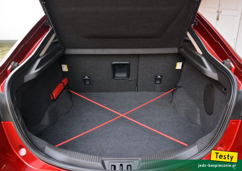 Testy - Ford Mondeo V liftback - linki zabezpieczające transportowane przedmioty w bagażniku
