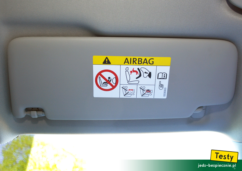 Testy - Audi A4 B9 ostrzeżenie na osłonie przeciwsłonecznej pasażera, fotelik tyłem do kierunku jazdy