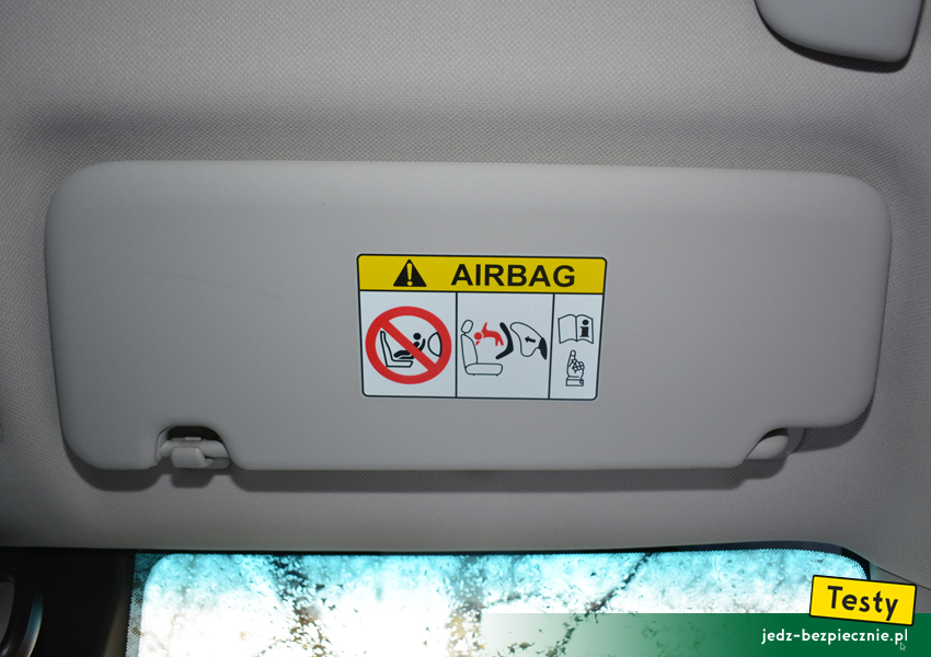 TESTY | Hyundai i30 III hatchback | Wyposażenie samochodu - ostrzeżenie na osłonie przeciwsłonecznej pasażera, fotelik tyłem do kierunku jazdy