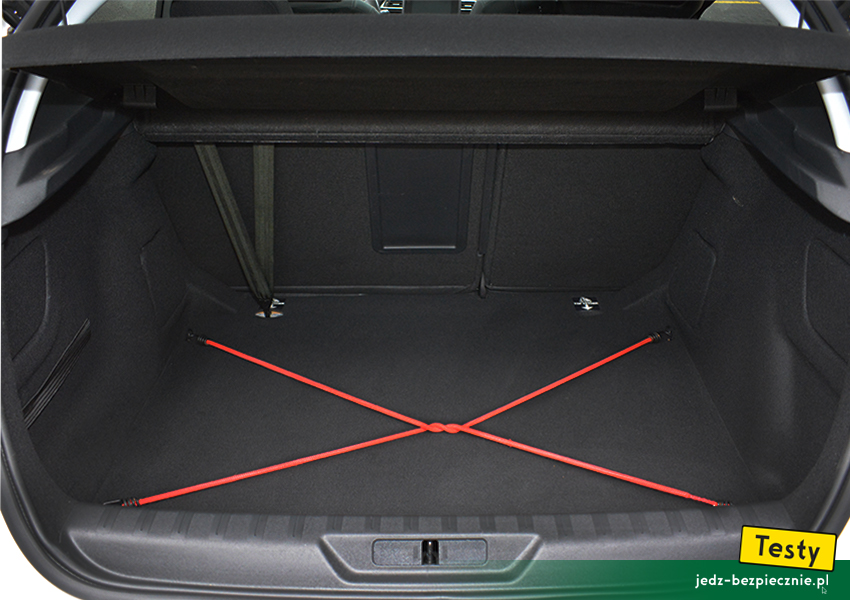 TESTY | Dziecko w Peugeot 308 II hatchback - bagażnik, uchwyty, siatka, linki