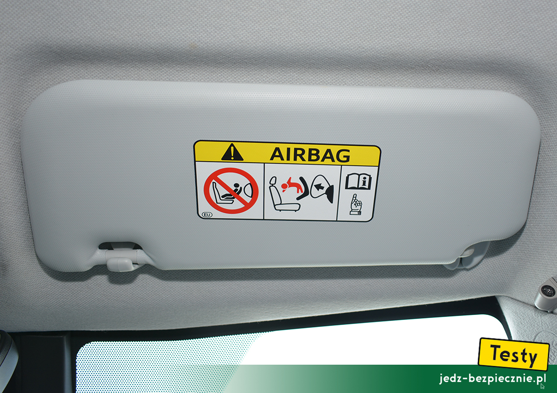 Testy - Toyota Corolla Touring Sports XII Hybrid - ostrzeżenie przed ustawieniem fotelika tyłem do kierunku jazdy przy aktywnej poduszcze powietrznej pasażera