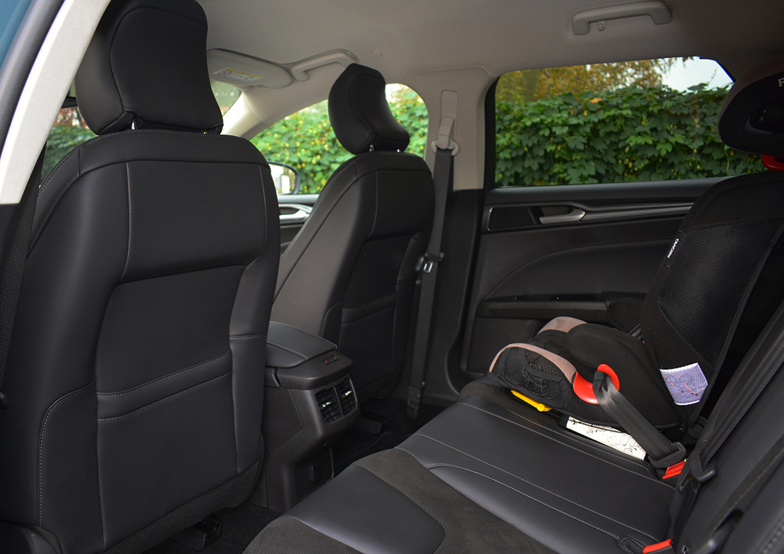 Testy - Ford Mondeo V facelifting kombi Hybrid - plecy oparć foteli, przyciemniane szyby z tyłu