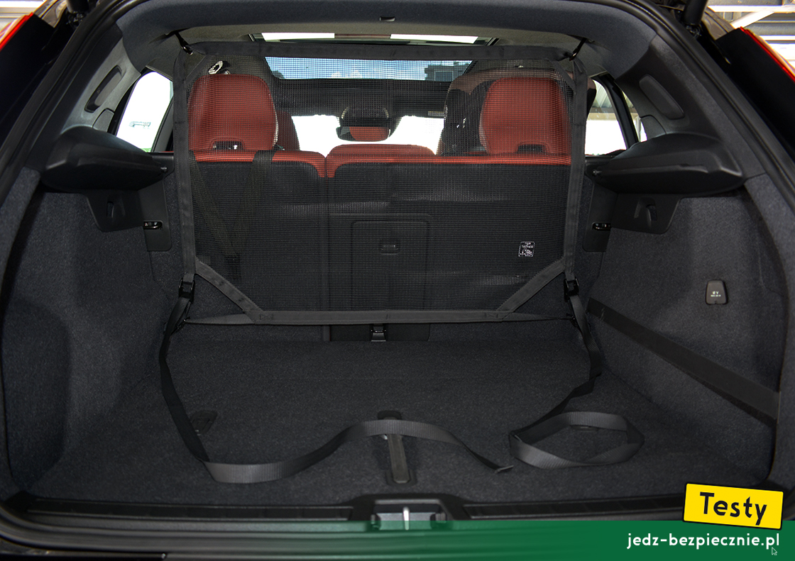 Testy - Volvo XC40 AWD - siatka oddzielająca przestrzeń bagażnika