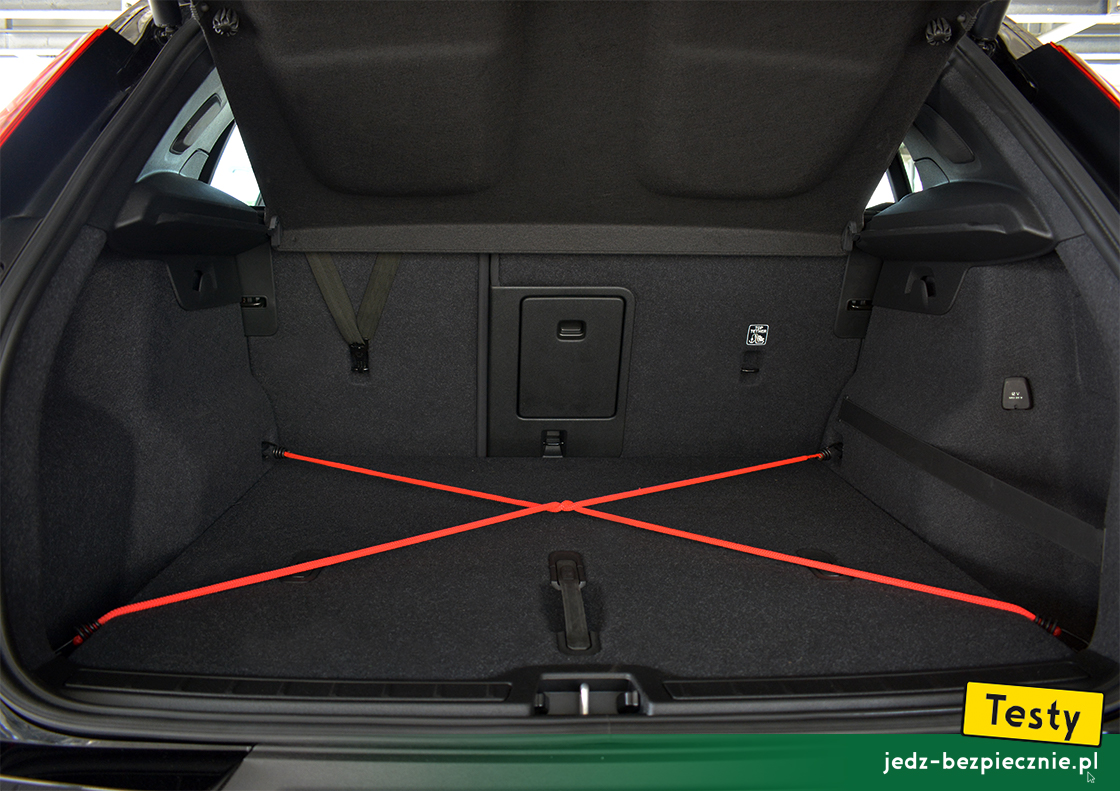 Testy - Volvo XC40 AWD - linki do zabezpieczenia przewożonych przedmiotów w bagażniku