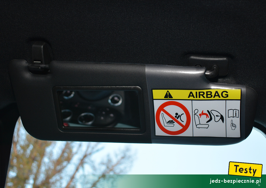 TESTY | Fiat 500 II Hybrid | Wyposażenie samochodu - ostrzeżenie na osłonie przeciwsłonecznej pasażera