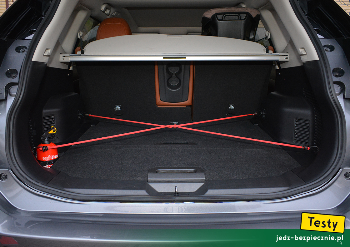 Testy - Nissan X-Trail III - linki zabezpieczające przewożone przedmioty w bagażniku