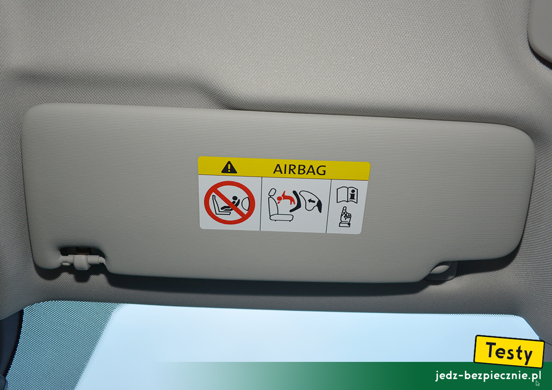Testy - SEAT Leon IV Sportstourer - ostrzeżenie na osłonie przeciwsłonecznej pasażera, fotelik dziecięcy tyłem do kierunku jazdy