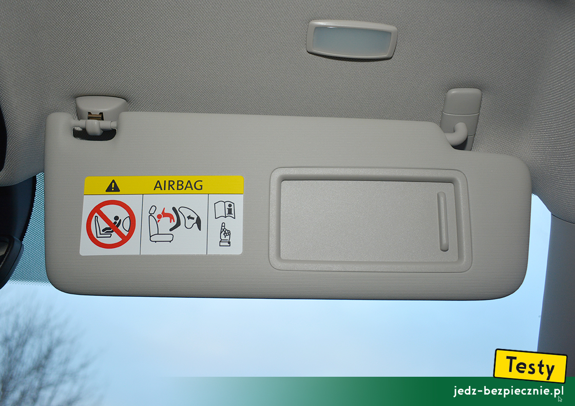 Testy - SEAT Leon IV Sportstourer - ostrzeżenie na osłonie przeciwsłonecznej pasażera, fotelik dziecięcy tyłem do kierunku jazdy