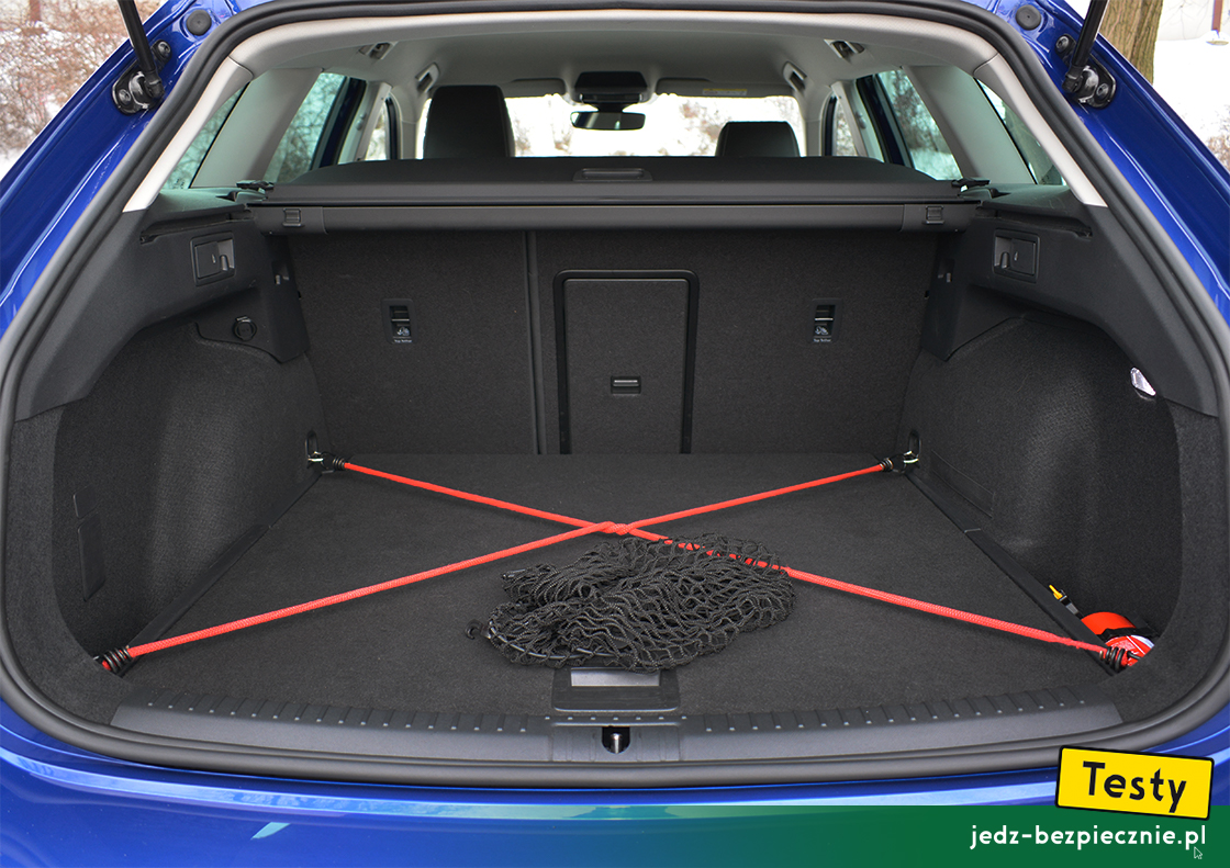 Testy - SEAT Leon IV Sportstourer - linki i siatka zabezpieczające przewożone rzeczy w bagażniku