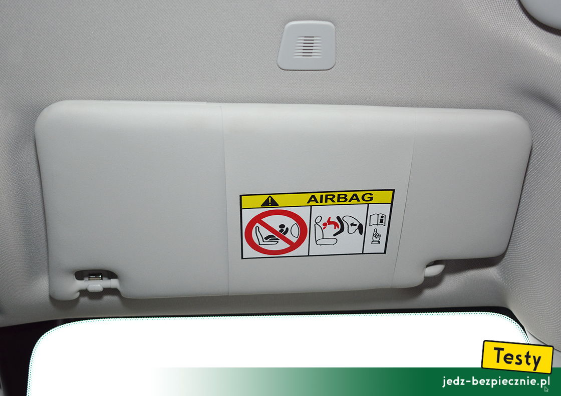 TESTY | Jeep Renegade 4xe - ostrzeżenie na osłonie przeciwsłonecznej pasażera, fotelik dziecięcy tyłem do kierunku jazdy
