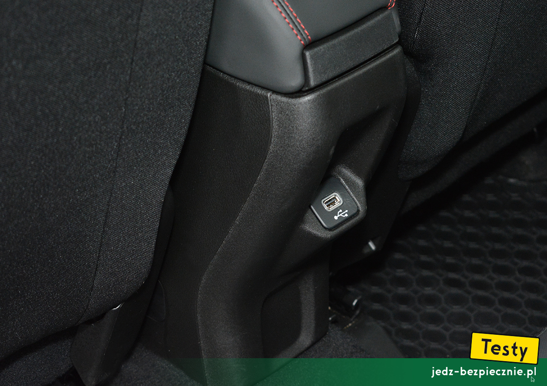 TESTY | Jeep Renegade 4xe - podłączenie zasilania, port USB dla osób podróżujących na kanapie